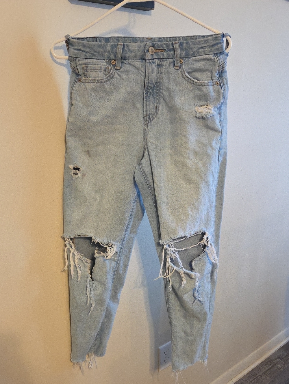 American Eagle Outfitters Light Blue Distressed Boyfriend Jeans